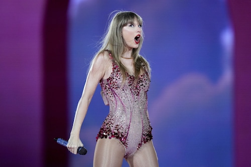 Taylor Swift performing